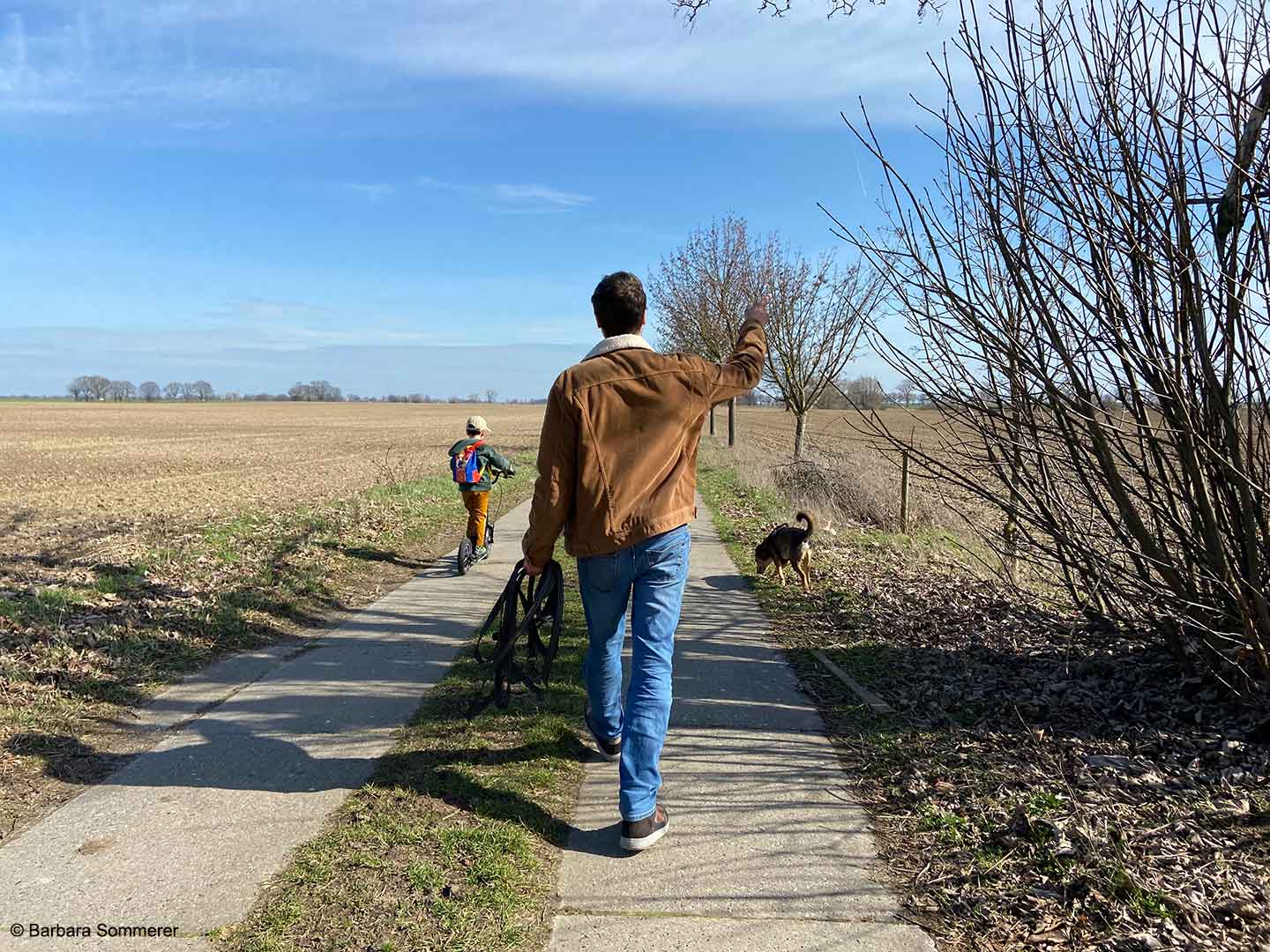 Vater und Kind mit Hund